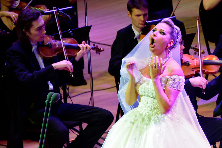 Мария Максакова выступает во время своего свадебного торжества в&nbsp;концертном зале «Филармония-2» в&nbsp;Москве, 2015&nbsp;год
