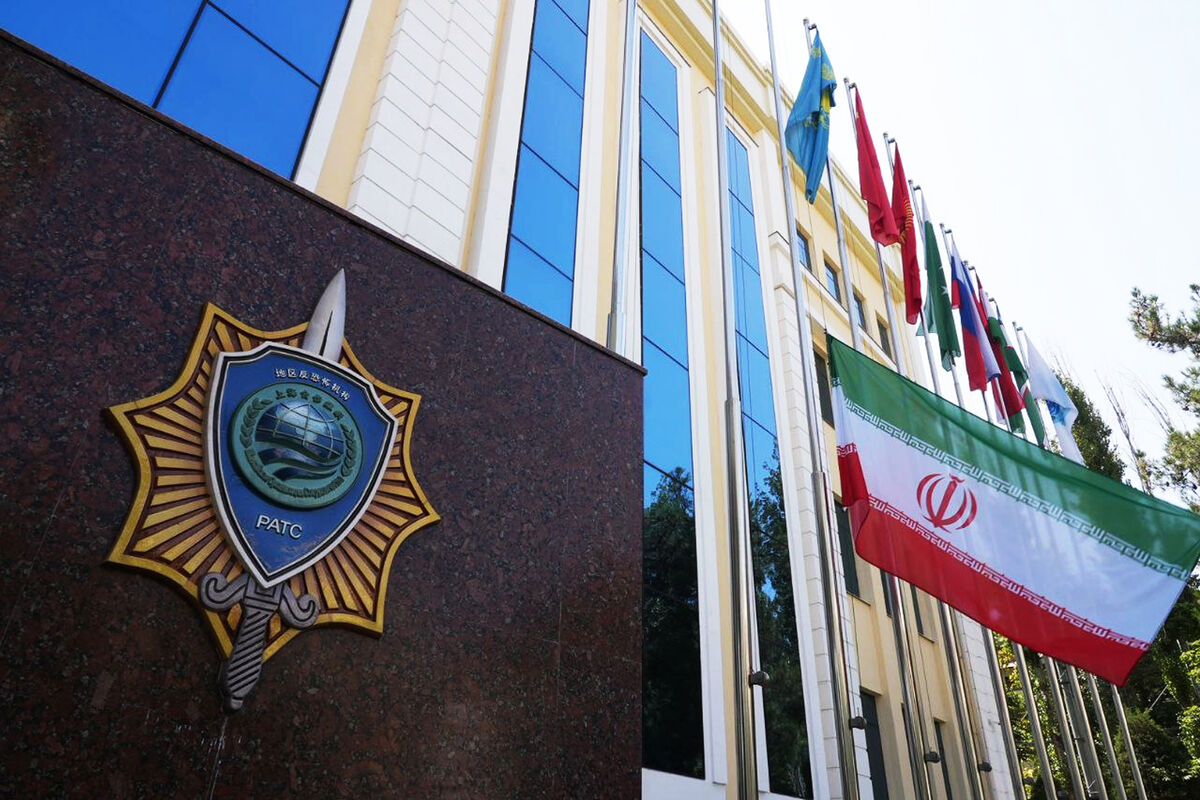 Церемония поднятия флага Ирана — нового государства-члена ШОС в штаб-квартире Исполнительного комитета Региональной антитеррористической структуры Шанхайской организации сотрудничества (РАТС ШОС) в Ташкенте, 4 июля 2023 года