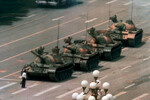 Джефф Вайденер. «Неизвестный бунтарь». 1989 год
<br><br>Мужчина сдерживает колонну танков во время волнений на площади Тяньаньмэнь
