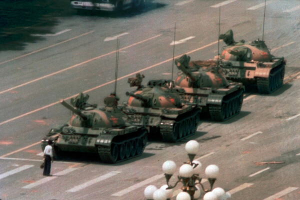 Джефф Вайденер. &laquo;Неизвестный бунтарь&raquo;. 1989&nbsp;год
<br><br>Мужчина сдерживает колонну танков во время волнений на&nbsp;площади Тяньаньмэнь
