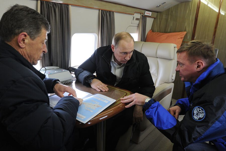 Президент России Владимир Путин (в центре), заместитель председателя правительства РФ Дмитрий Козак (слева) и руководитель Федерального дорожного агентства (Росавтодора) Роман Старовойт во время облета транспортного перехода через&nbsp;Керченский пролив, 2016&nbsp;год