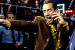 <b>«Глаза змеи» (1998)</b>
<br><br>
Темной ночью в тропический шторм коррумпированный детектив полиции Атлантик-Сити Рик Санторо приходит на боксерский матч. Он встречает друга детства Кевина Данна, бывшего военнослужащего ВМС США, который теперь работает в охране министра обороны. Во время поединка министра убивают — Рик пытается найти виновного, обнаруживает заговор и оказывается в опасности.
