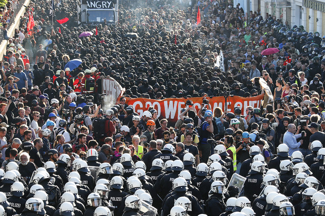 Полиция и протестующие во время демонстрации накануне саммита G20 в Гамбурге, 6 июля 2017 года