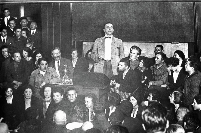 Владимир Владимирович Маяковский (1893 — 1930) читает поэму «Хорошо» в Политехническом музее. Репродукция фотографии из двух частей (правая часть)