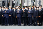 Законодатели молятся машине с телом покойного бывшего премьер-министра Японии Синдзо Абэ, застреленного во время кампании по парламентским выборам, перед зданием Национального парламента Японии после похорон в Токио, Япония, 12 июля 2022 год