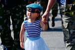 Девочка в берете десантника идет в колонне ветеранов ВДВ к мемориалу «Черный тюльпан» в Екатеринбурге в День ВДВ, 2 августа 2022 года