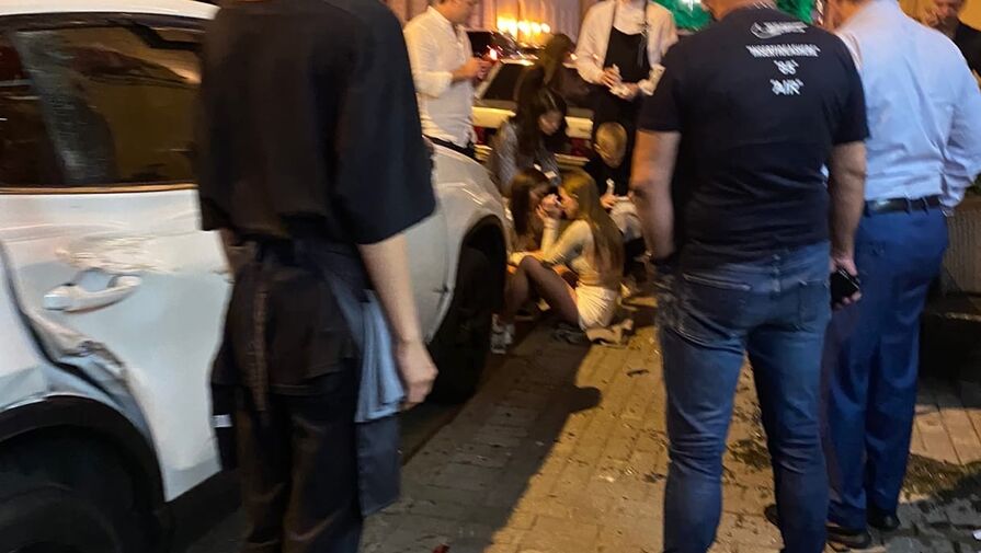 В Петербурге испуганная салютом лошадь чуть не затоптала людей у Исаакиевской площади
