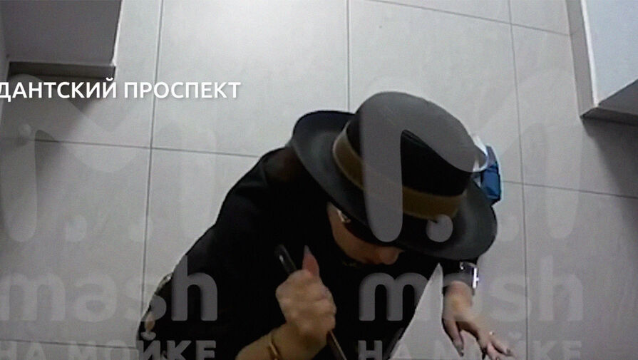 В Санкт-Петербурге пенсионерка в шляпке по ночам ломится с ножом к соседям в квартиру