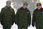 Владимир Путин во время рабочей поездки на космодром Плесецк. Слева — министр обороны РФ Сергей Иванов, справа — командующий космическими войсками РФ генерал-полковник Анатолий Перминов, 2004 год