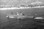 <b>Торпедные катера типа «Г-5»</b>
<br><br>
Самый массовый тип советского военного катера времен ВОВ — всего построено 333 штуки. Кроме торпедного вооружения, Г-5 могли применять реактивные минометы, представляя собой морскую версию «Катюши». У проекта, впрочем, было много минусов: катер не мог ходить по морю в шторм, а обтекаемый корпус вместо палубы не позволял размещать десант где-то кроме торпедных отсеков.
<br><br>
Г-5 высаживали десанты, эвакуировали раненых с передовой, сопровождали транспорт, совершали ночные рейды, бились с тральщиками противника и вели обстрел береговых позиций немцев и их союзников.