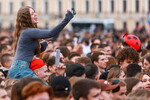 Выпускники на Дворцовой площади во время ежегодного праздника «Алые паруса» в Санкт-Петербурге, 28 июня 2025 года