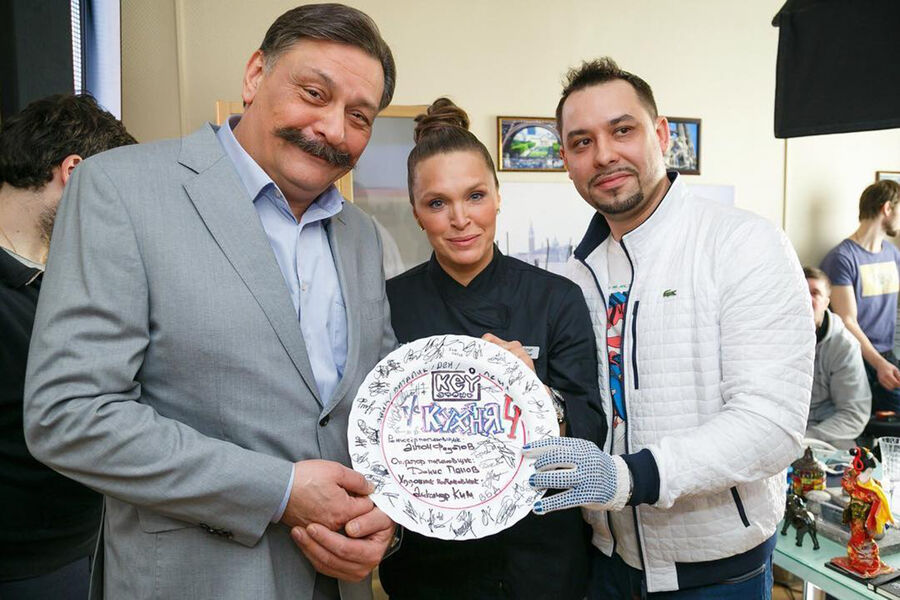 Актеры Дмитрий Назаров, Марина Могилевская и режиссер Антон Федотов на&nbsp;съемках 4&nbsp;сезона сериала &laquo;Кухня&raquo;, 10&nbsp;февраля 2018&nbsp;года
