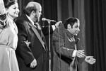 Артисты водевиля (слева направо): Елена Степаненко, Вячеслав Войнаровский и Евгений Петросян играют в спектакле «Муж объелся груш» в Театре эстрадных миниатюр в Москве, 13 января 1981 года