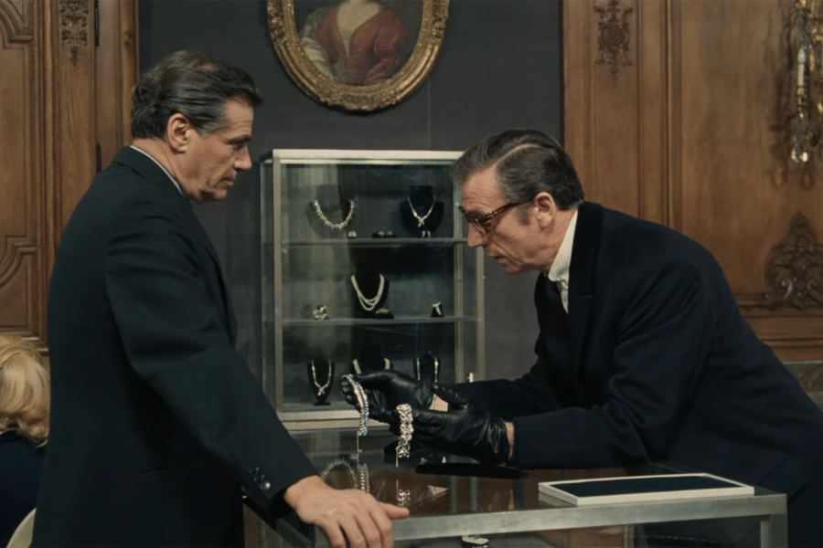 <b>«Красный круг» (Le cercle rouge), реж. Жан-Пьер Мельвиль</b>
<br><br>
<b>Где и когда смотреть:</b> в кино — с 6 ноября
<br><br>
Криминальный триллер Жан-Пьера Мельвиля про двух преступников (Ален Делон и Джан Мария Волонте), которые объединяются ради ограбления ювелирного магазина, пока за ними охотится хитрый комиссар (Бурвиль).