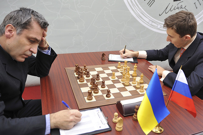 Украинский шахматист Василий Иванчук и российский шахматист Сергей Карякин принимают участие в матче гроссмейстерского турнира «Мемориал Таля - 2011» в Москве