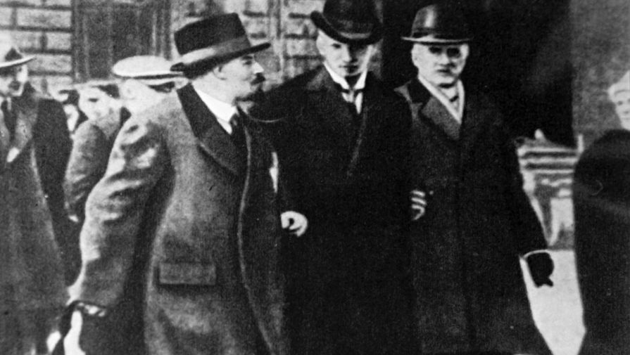 В. Ленин с группой русских политических эмигрантов (в день проезда через шведскую столицу) по пути из Швейцарии в Россию (начало апреля 1917 года)