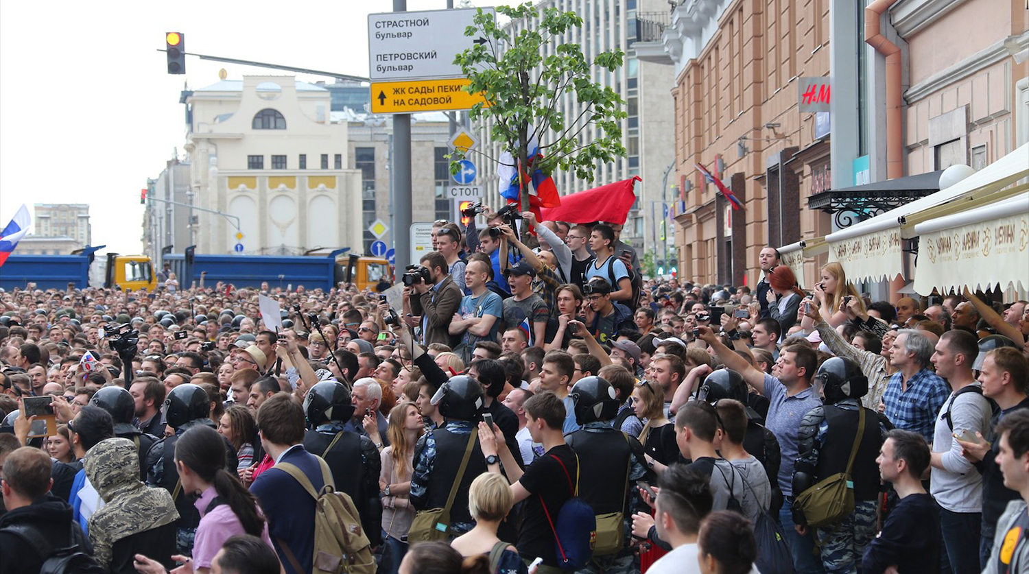 Господство власть толпы улицы тех экстремистских. Толпа митинг. Толпа людей митинг. Толпа в Москве. Тверская митинг.