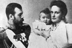 Николай II с женой Александрой Федоровной и дочерью Ольгой 