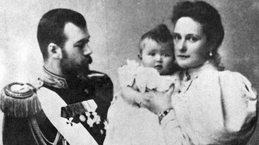 Николай II с женой Александрой Федоровной и дочерью Ольгой 