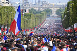 Встреча сборной Франции в центре Париже, 16 июля 2018 года