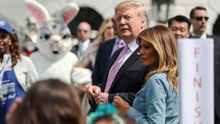 Президент США Дональд Трамп с&nbsp;первой леди Меланьей Трамп во время ежегодного фестиваля катания пасхальных яиц на&nbsp;лужайке у&nbsp;Белого дома, 22 апреля 2019 года