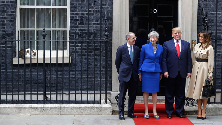 Премьер-министр Великобритании Тереза Мэй, ее муж Филип, президент США Дональд Трамп и его супруга Меланья в&nbsp;Лондоне, 4 июня 2019 года 