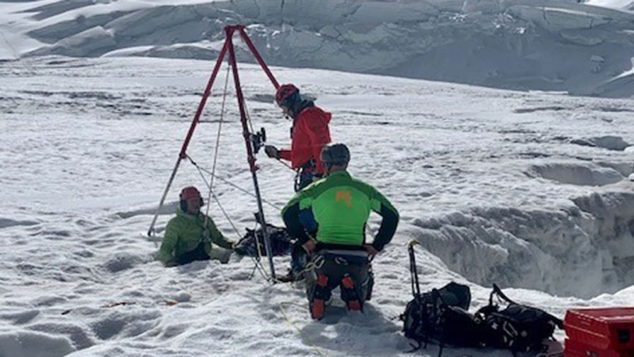Спасатели вызволили россиянку из ледяной ловушки в швейцарских Альпах
