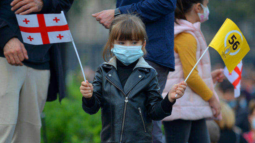 Юная участница акции оппозиции в Тбилиси, 1 ноября 2020 года