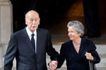 Бывший президент Франции Жискар д’Эстен и его супруга Анна-Эймона после церемонии прощания с Лилиан Беттанкур под Парижем, 2017 год