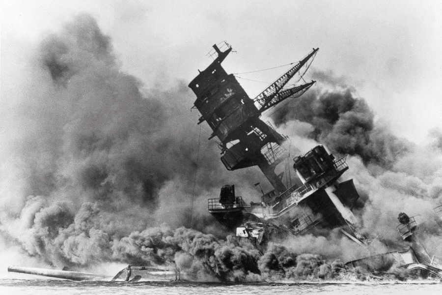 Американский линкор «Аризона» во время нападения Японии на&nbsp;Перл-Харбор, 7&nbsp;декабря 1941&nbsp;года