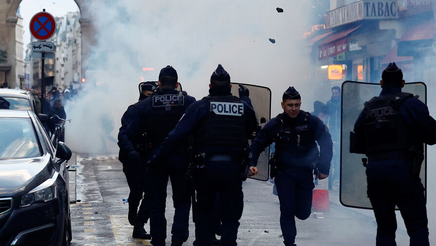 РИА Новости: на манифестации в Париже полиция применила слезоточивый газ