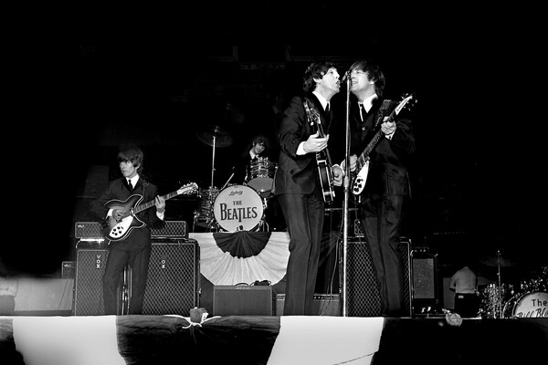 Группа The Beatles (Джордж Харрисон, Ринго Старр, Пол Маккартни и Джон Леннон) выступают в&nbsp;Бостонском саду, 1964&nbsp;год