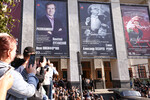 Вынос портрета поэта Николая Добронравова после церемонии прощания в Концертном зале имени Чайковского в Москве, 20 сентября 2023 года