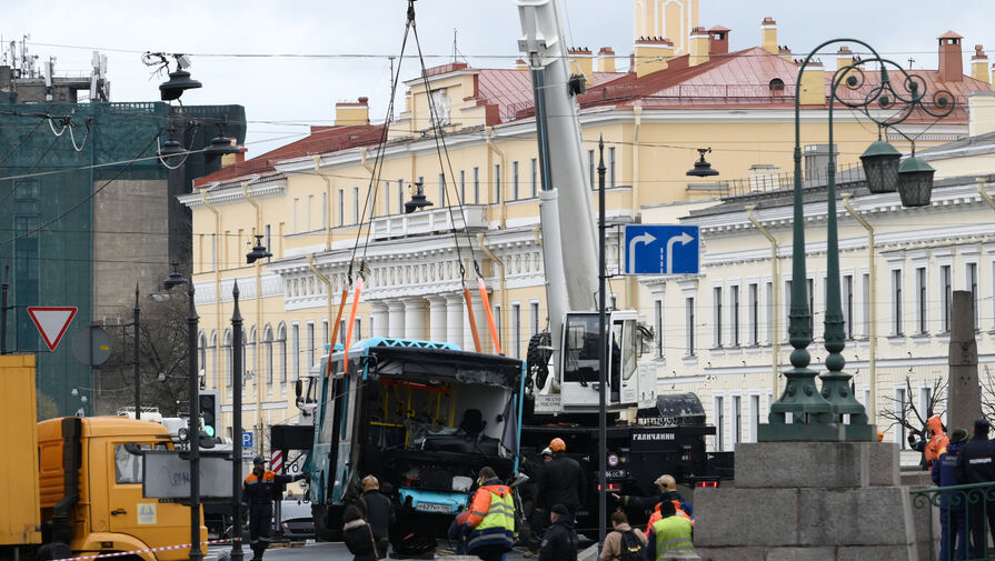 Очевидец рассказал о спасении людей из автобуса, упавшего в реку в Петербурге