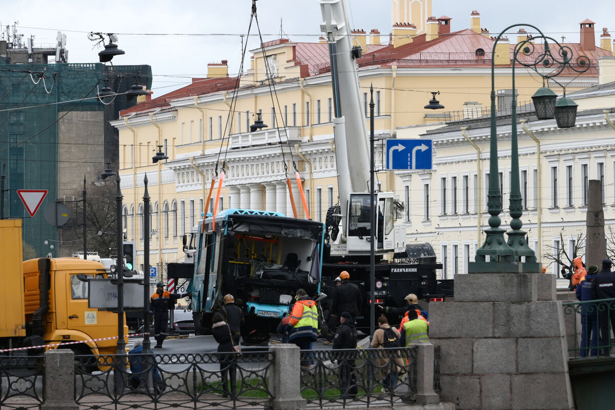 Очевидец рассказал о спасении людей из автобуса, упавшего в реку в  Петербурге - Газета.Ru | Новости