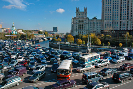 Автомобильная пробка на Котельнической набережной в Москве