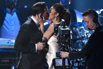 Актер Шайен Джексон целует актрису Александру Силбер во время 57-й церемонии вручения «Грэмми»