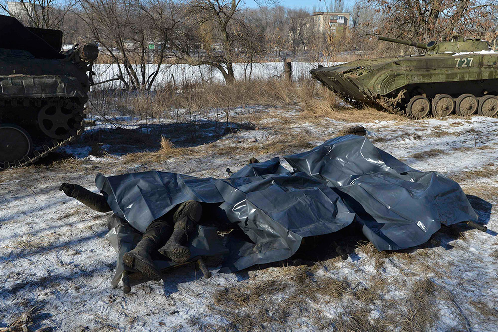 Тела украинских военнослужащих около больницы в Артемовске