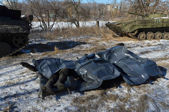 Тела украинских военнослужащих около больницы в Артемовске