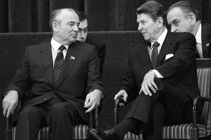 Михаил Горбачев и президент США Рональд Рейган во время встречи в&nbsp;Женеве, ноябрь 1985&nbsp;года