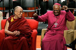 Далай-лама наблюдает за танцем архиепископа ЮАР Десмонда Туту в Сиэтле