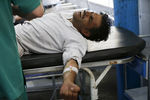 Мужчина, пострадавший при взрыве у аэропорта Кабула
