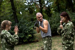 Участники военно-патриотического клуба для молодежи «Доброволец» в Луганске