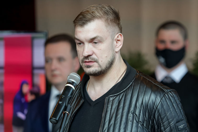 Главный тренер МХК «Динамо» (Санкт-Петербург) Кирилл Алексеев во время церемонии прощания с хоккеистом петербургского клуба Молодежной хоккейной лиги (МХЛ) «Динамо» Тимуром Файзутдиновым на ледовой арене «Трактор» в Челябинске, 18 марта 2021 года