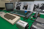 <b>Apple 1 (1976)</b><br><br>
Apple 1, разработанный Стивом Возняком, является первым компьютером компании и в принципе первым продуктом «яблочного» бренда. Изначально Возняк создавал его для личного пользования, но его другу и коллеге Стиву Джобсу пришла в голову идея продавать устройство массовому потребителю. Apple 1 продавался в виде полностью укомплектованных системных плат по цене в $666,66. Предполагается, что такая стоимость появилась неслучайно — якобы Возняку нравились повторяющиеся цифры, а еще изначально сооснователи Apple продавали компьютер в местный магазин за $500, а новая сумма отражала наценку в размере одной третьей от этой цены. На фото Apple 1 под номером 46 на аукционе в Германии