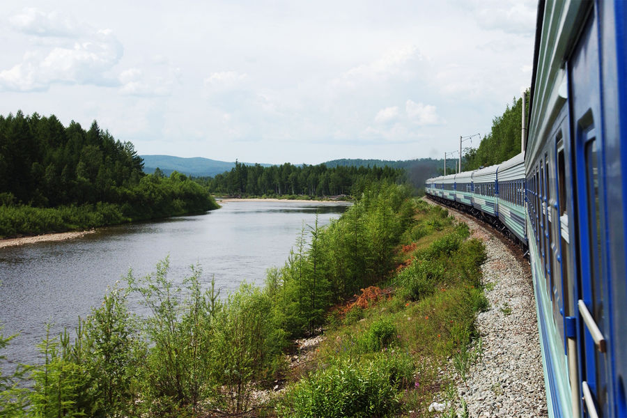 Пассажирский поезд на БАМе, Россия, Амурская область, 2004 год