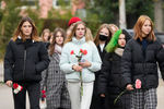 Студенты возле мемориала в память о погибших во время стрельбы в Пермском государственном национальном исследовательском университете перед входом в университет, Пермь, 21 сентября 2021 года