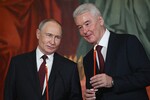 Президент РФ Владимир Путин и мэр Москвы Сергей Собянин на праздничном пасхальном богослужении в храме Христа Спасителя в Москве, 20 апреля 2025 года