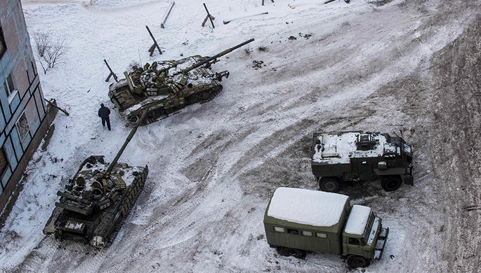 Украинские танки во дворе жилого дома в Авдеевке, которая контролируется правительством Украины, 1...
