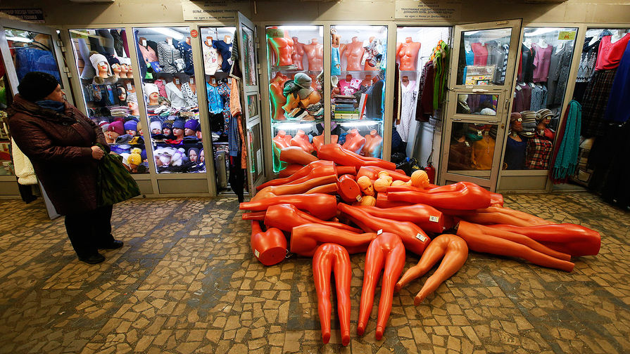 Продажа товаров в одном из подземных переходов в центре Москвы